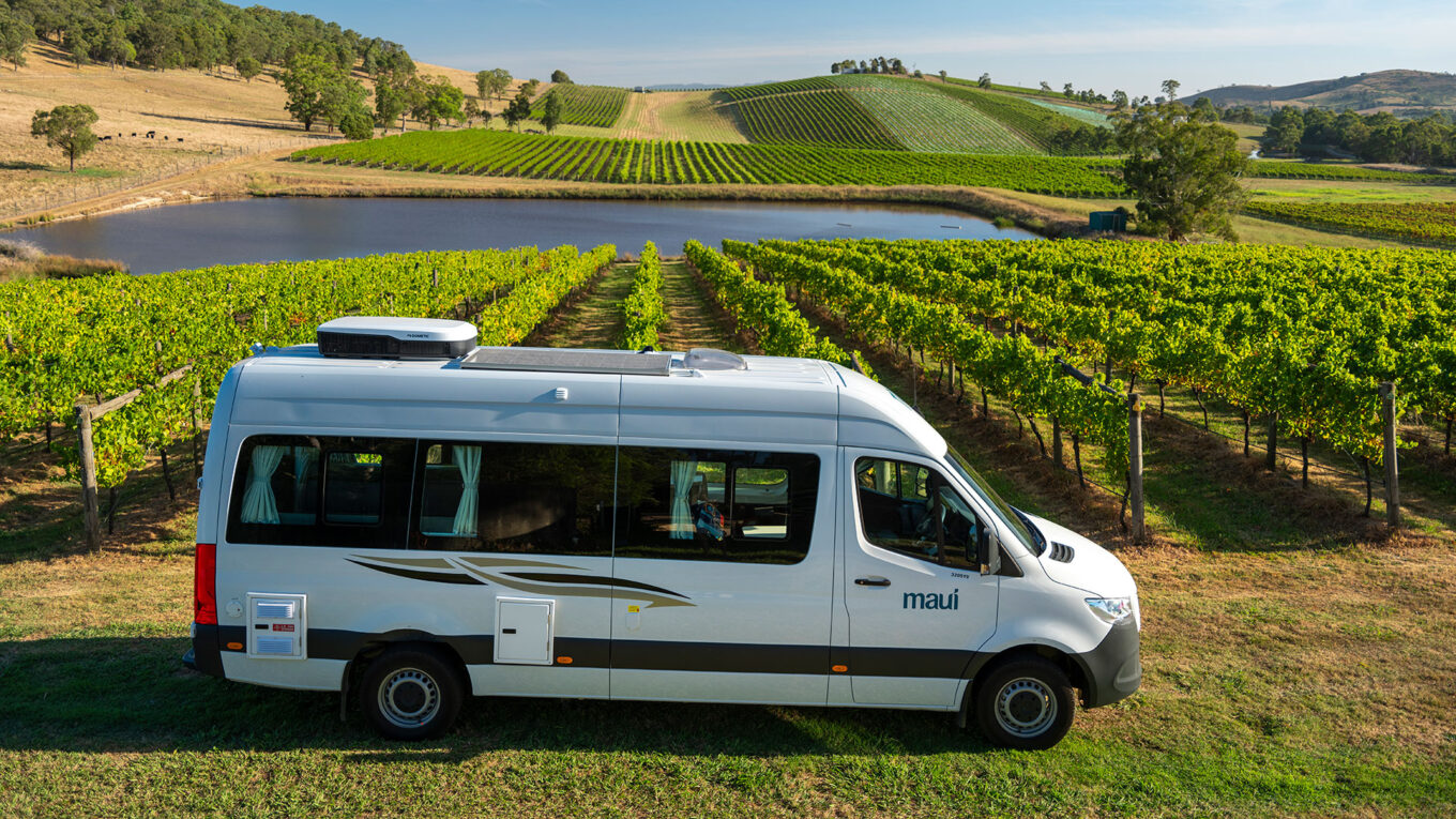 Mellem autocamper i Australien og New Zealand med toilet og bad og stor siddegruppe som omdannes til seng om natten. Et godt valg for et par der vil have en fleksibel autocamper.