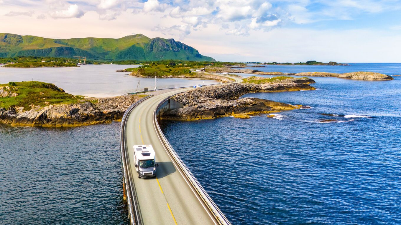 Atlanterhavsvejen i Norge set fra oven, en ikonisk kystvej for autocamper-roadtrip.