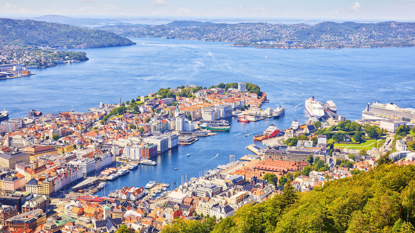 Norge er skabt til ferie i autocamper. Lej en autocamper i Norge og oplev fjord og fjeld fra dit eget hjem på hjul.