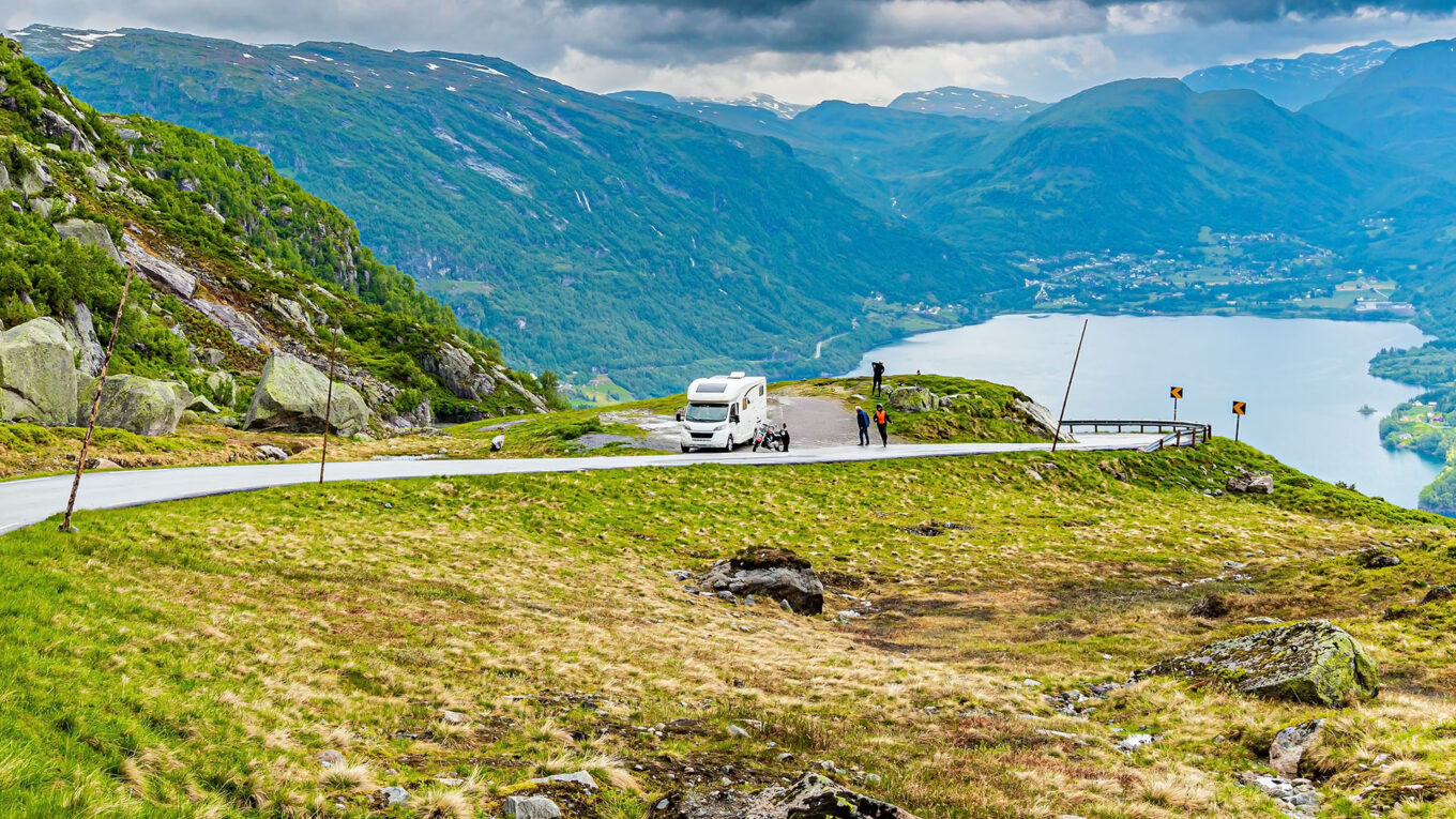 Norge er skabt til ferie i autocamper. Lej en autocamper i Norge og oplev fjord og fjeld fra dit eget hjem på hjul.