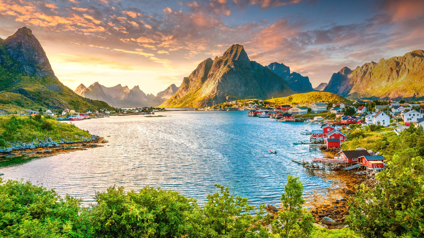 Norge er skabt til ferie i autocamper. Lej en autocamper i Norge og oplev fjord og fjeld fra dit eget hjem på hjul.