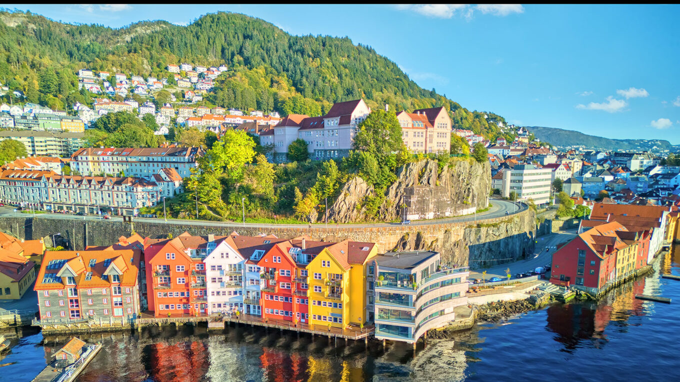 Norge er skabt til ferie i autocamper. Lej en autocamper i Norge og oplev fjord og fjeld fra dit eget hjem på hjul.