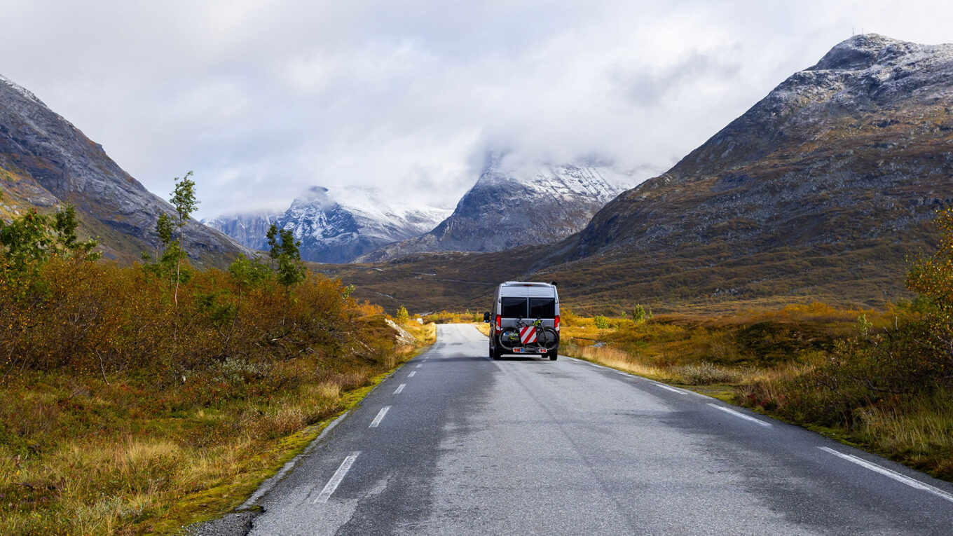 Norge er skabt til ferie i autocamper. Lej en autocamper i Norge og oplev fjord og fjeld fra dit eget hjem på hjul.