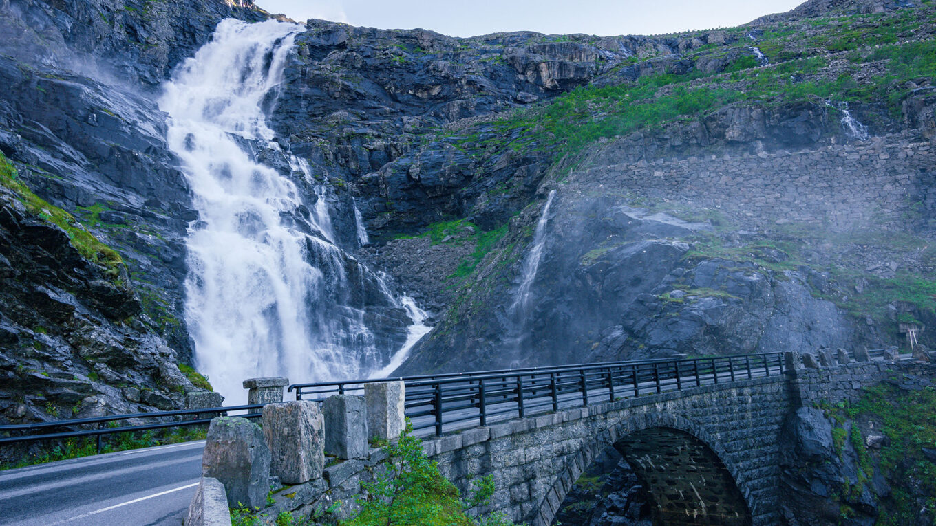 Norge er skabt til ferie i autocamper. Lej en autocamper i Norge og oplev fjord og fjeld fra dit eget hjem på hjul.