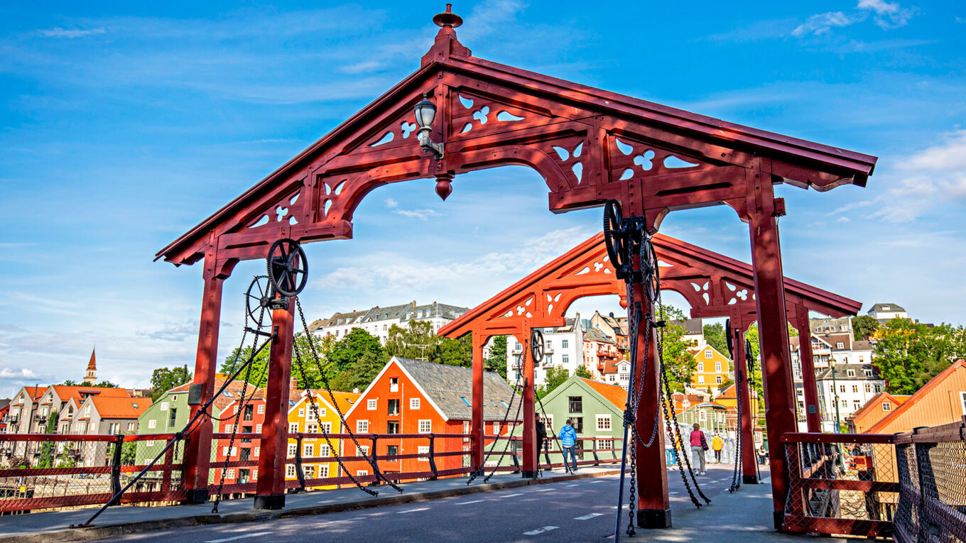 Norge er skabt til ferie i autocamper. Lej en autocamper i Norge og oplev fjord og fjeld fra dit eget hjem på hjul.