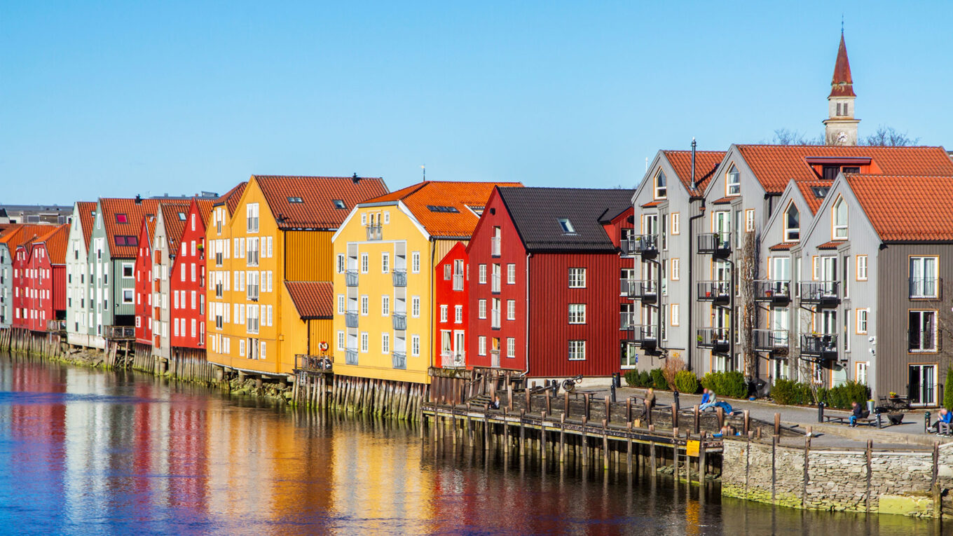 Norge er skabt til ferie i autocamper. Lej en autocamper i Norge og oplev fjord og fjeld fra dit eget hjem på hjul.