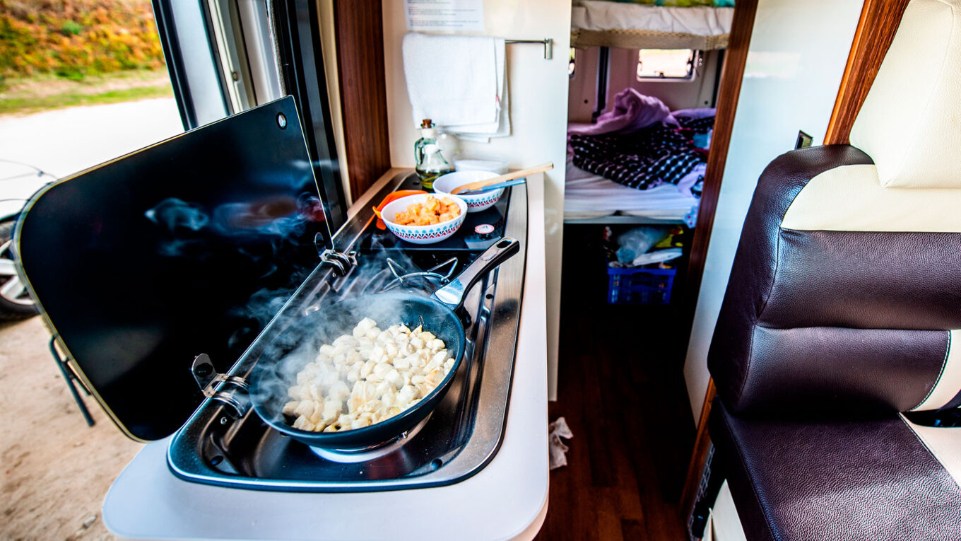 Indblik i autocamperkøkken med madlavning under ferie i Portugal