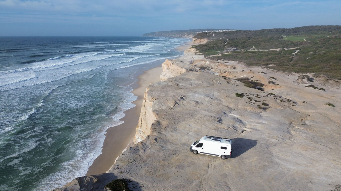 Autocamper parkeret på klippefremspring med panoramaudsigt over Portugals vestkyst