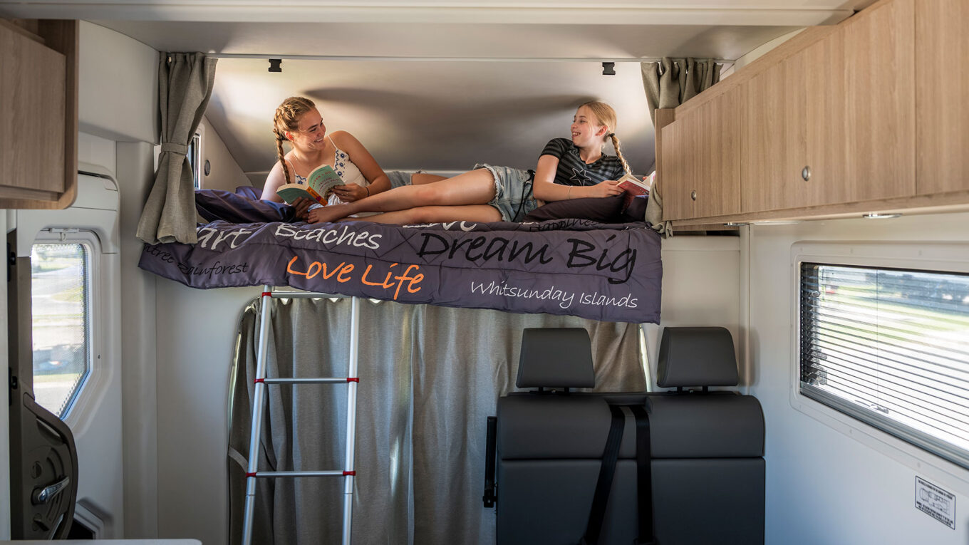 Stor autocamper i Australien og New Zealand med toilet og bad og stor siddegruppe som kan omdannes til seng om natten. Til den store familie på 4-6 personer eller venner på roadtrip i en rummelig autocamper.
