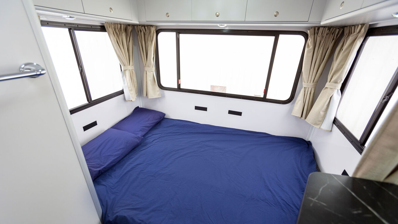 Stor autocamper i Australien og New Zealand med toilet og bad og stor siddegruppe som kan omdannes til seng om natten. Til den store familie på 4-6 personer eller venner på roadtrip i en rummelig autocamper.