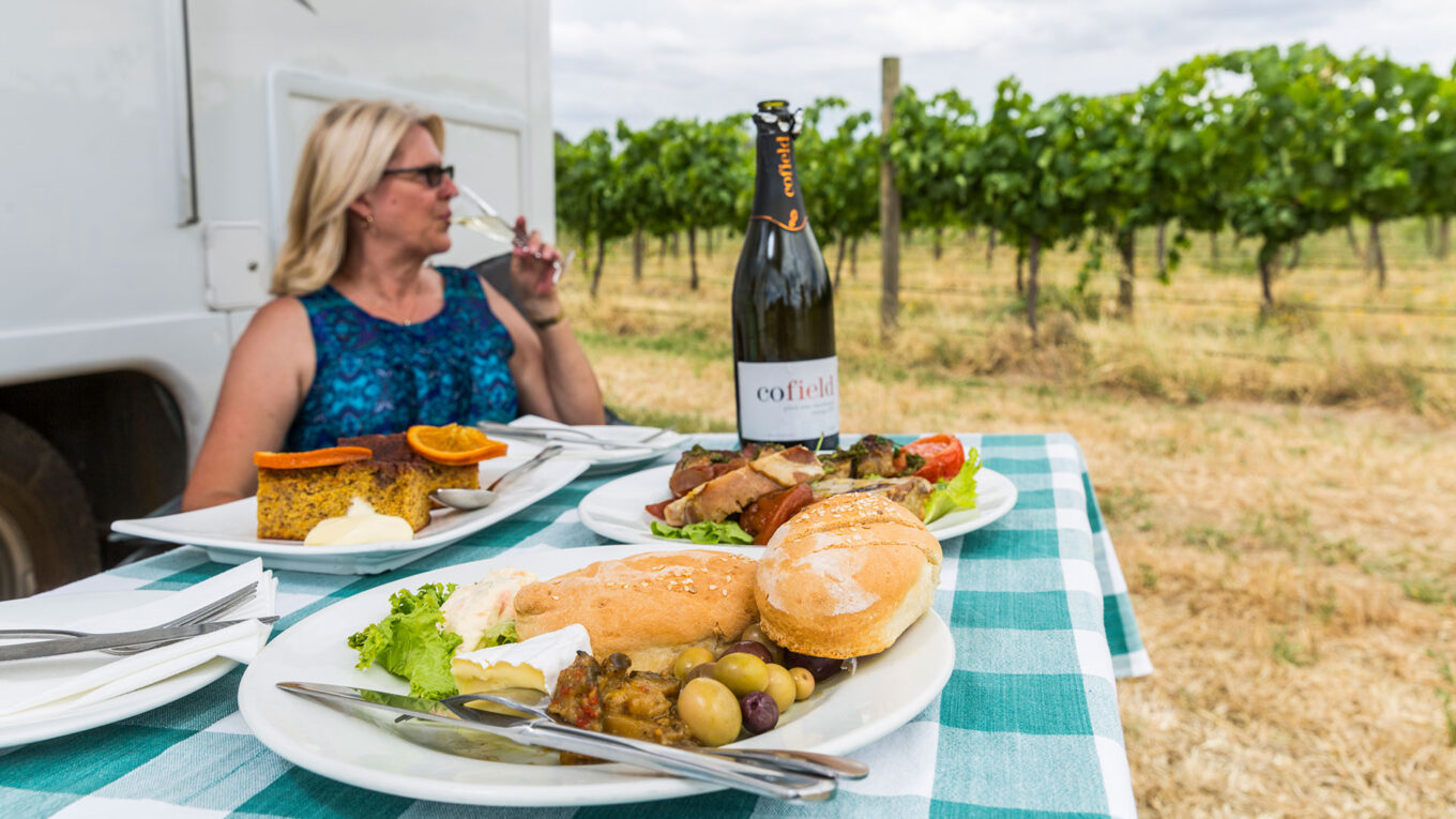 Stor autocamper i Australien og New Zealand med toilet og bad og stor siddegruppe som kan omdannes til seng om natten. Til den store familie på 4-6 personer eller venner på roadtrip i en rummelig autocamper.