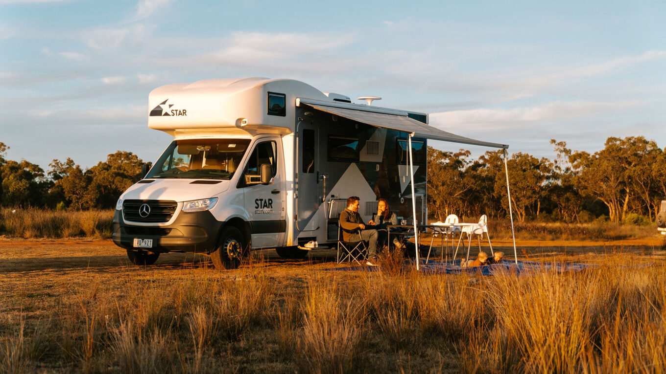 Stor autocamper i Australien og New Zealand med toilet og bad og stor siddegruppe som kan omdannes til seng om natten. Til den store familie på 4-6 personer eller venner på roadtrip i en rummelig autocamper.