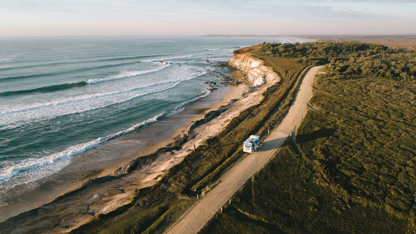 Stor autocamper i Australien og New Zealand med toilet og bad og stor siddegruppe som kan omdannes til seng om natten. Til den store familie på 4-6 personer eller venner på roadtrip i en rummelig autocamper.