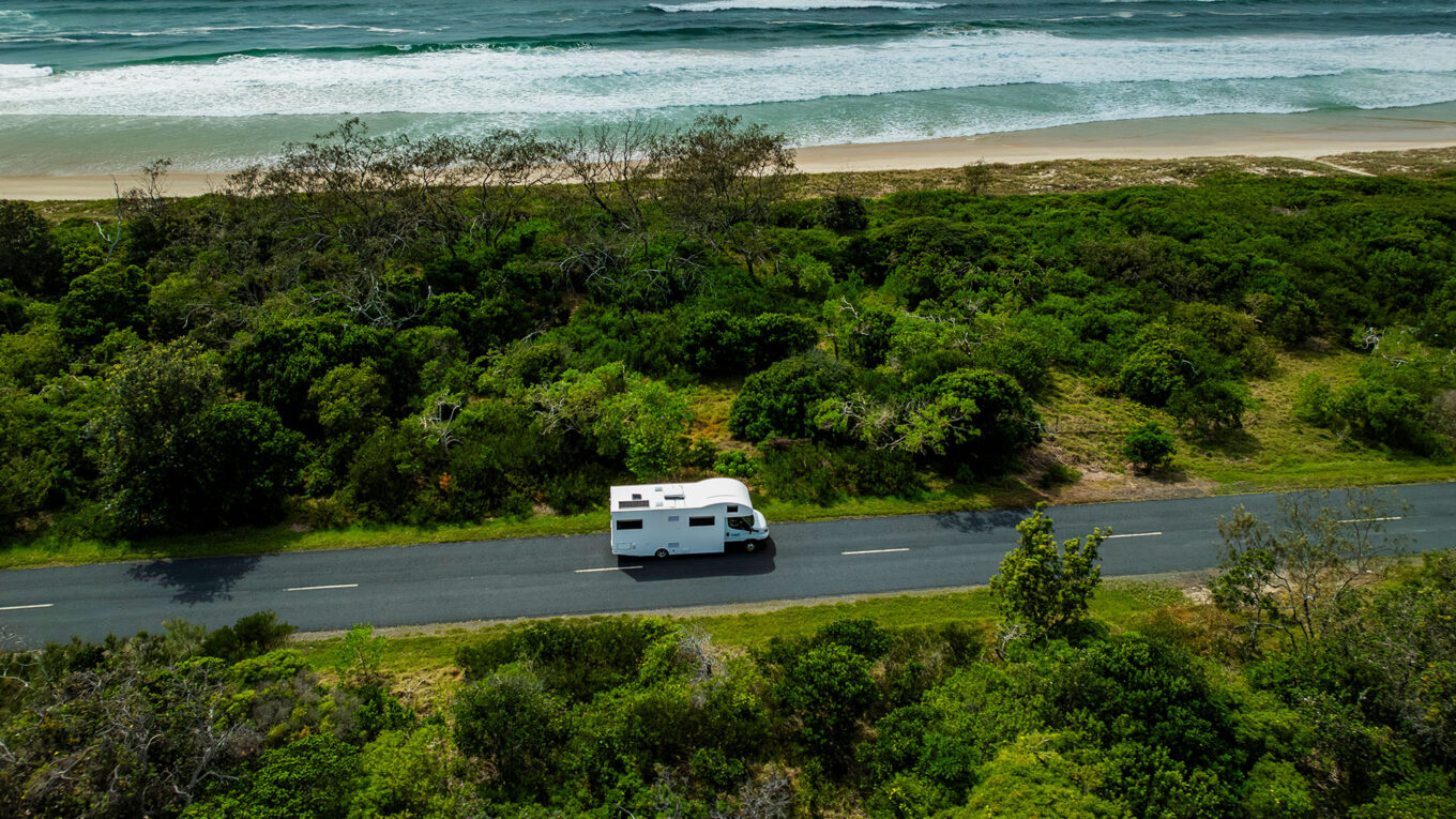 Stor autocamper i Australien og New Zealand med toilet og bad og stor siddegruppe som kan omdannes til seng om natten. Til den store familie på 4-6 personer eller venner på roadtrip i en rummelig autocamper.