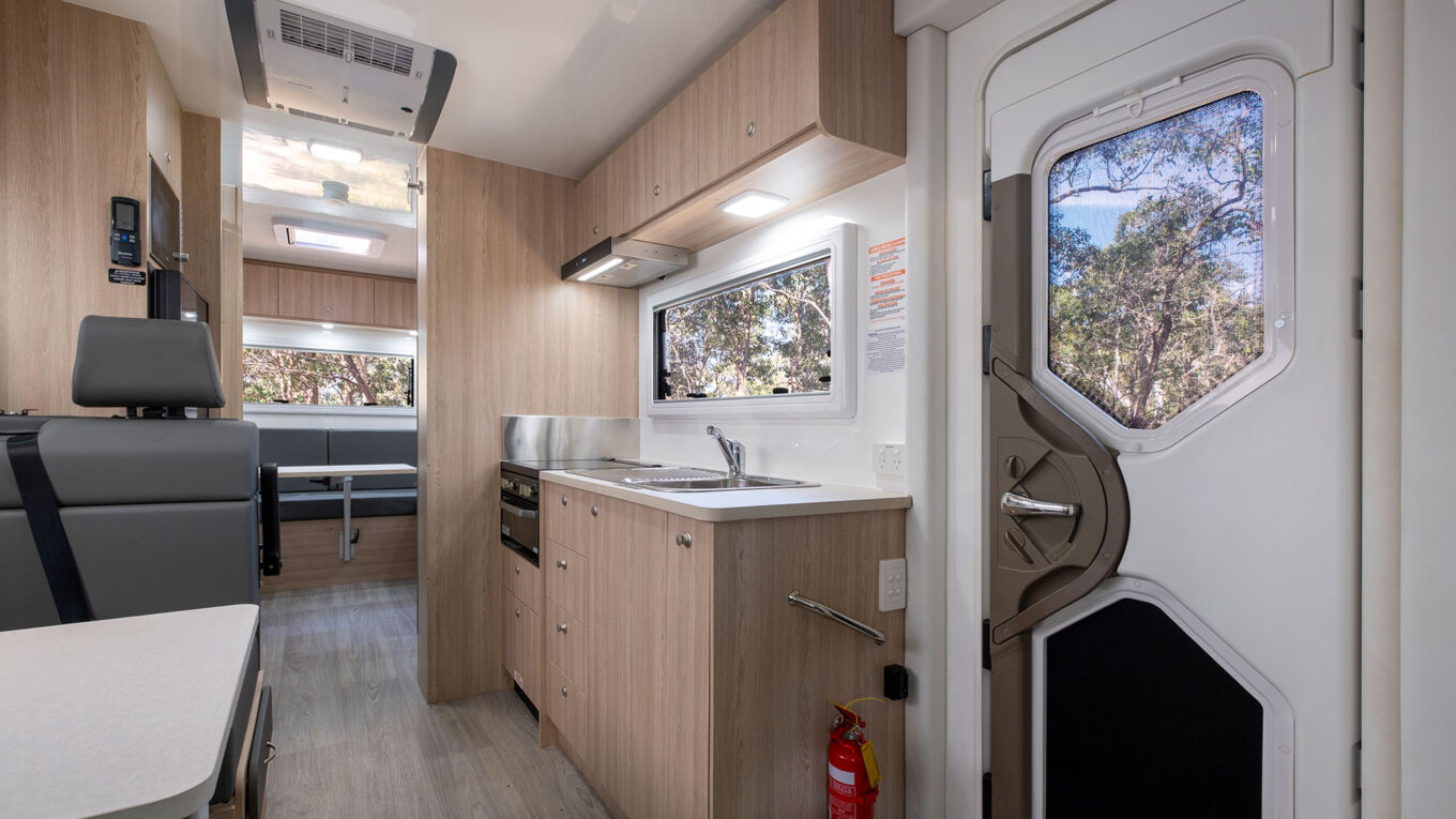 Stor autocamper i Australien og New Zealand med toilet og bad og stor siddegruppe som kan omdannes til seng om natten. Til den store familie på 4-6 personer eller venner på roadtrip i en rummelig autocamper.