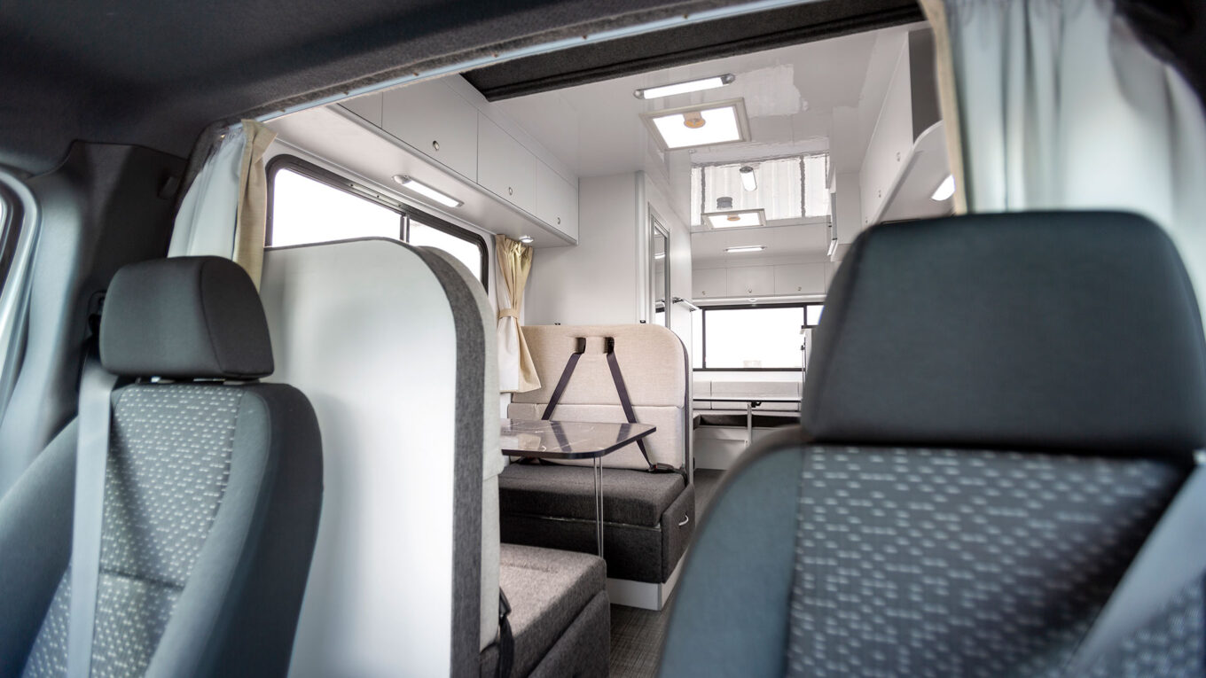 Stor autocamper i Australien og New Zealand med toilet og bad og stor siddegruppe som kan omdannes til seng om natten. Til den store familie på 4-6 personer eller venner på roadtrip i en rummelig autocamper.