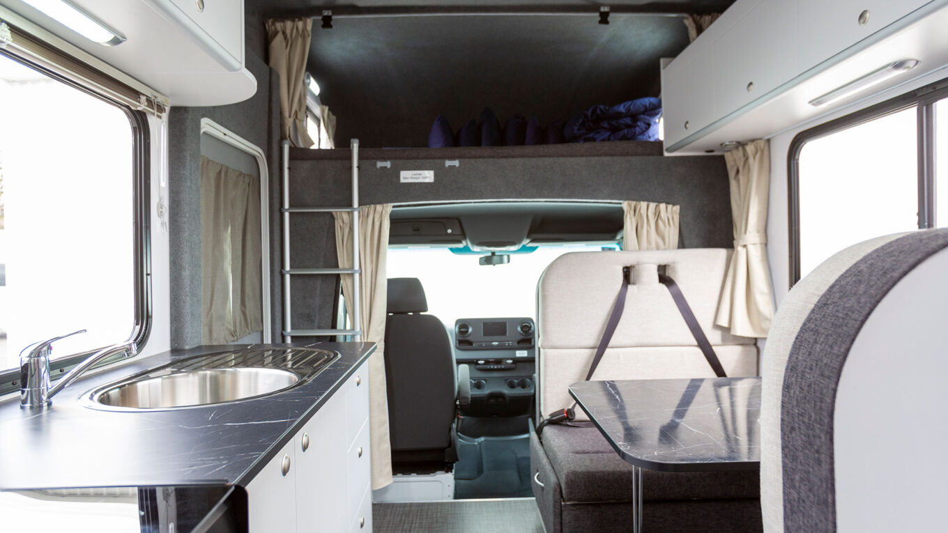 Stor autocamper i Australien og New Zealand med toilet og bad og stor siddegruppe som kan omdannes til seng om natten. Til den store familie på 4-6 personer eller venner på roadtrip i en rummelig autocamper.