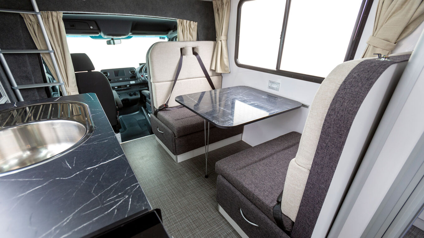 Stor autocamper i Australien og New Zealand med toilet og bad og stor siddegruppe som kan omdannes til seng om natten. Til den store familie på 4-6 personer eller venner på roadtrip i en rummelig autocamper.