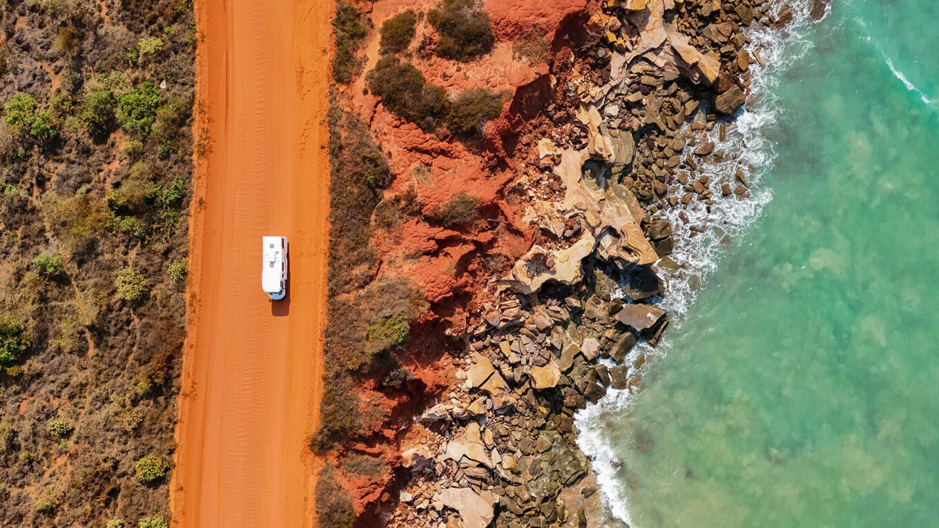 Stor autocamper i Australien og New Zealand med toilet og bad og stor siddegruppe som kan omdannes til seng om natten. Til den store familie på 4-6 personer eller venner på roadtrip i en rummelig autocamper.