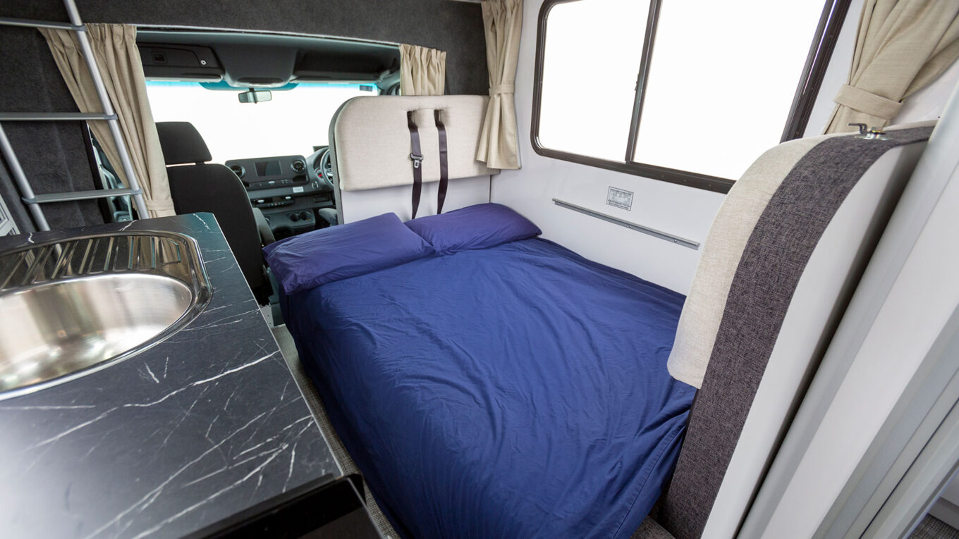 Stor autocamper i Australien og New Zealand med toilet og bad og stor siddegruppe som kan omdannes til seng om natten. Til den store familie på 4-6 personer eller venner på roadtrip i en rummelig autocamper.