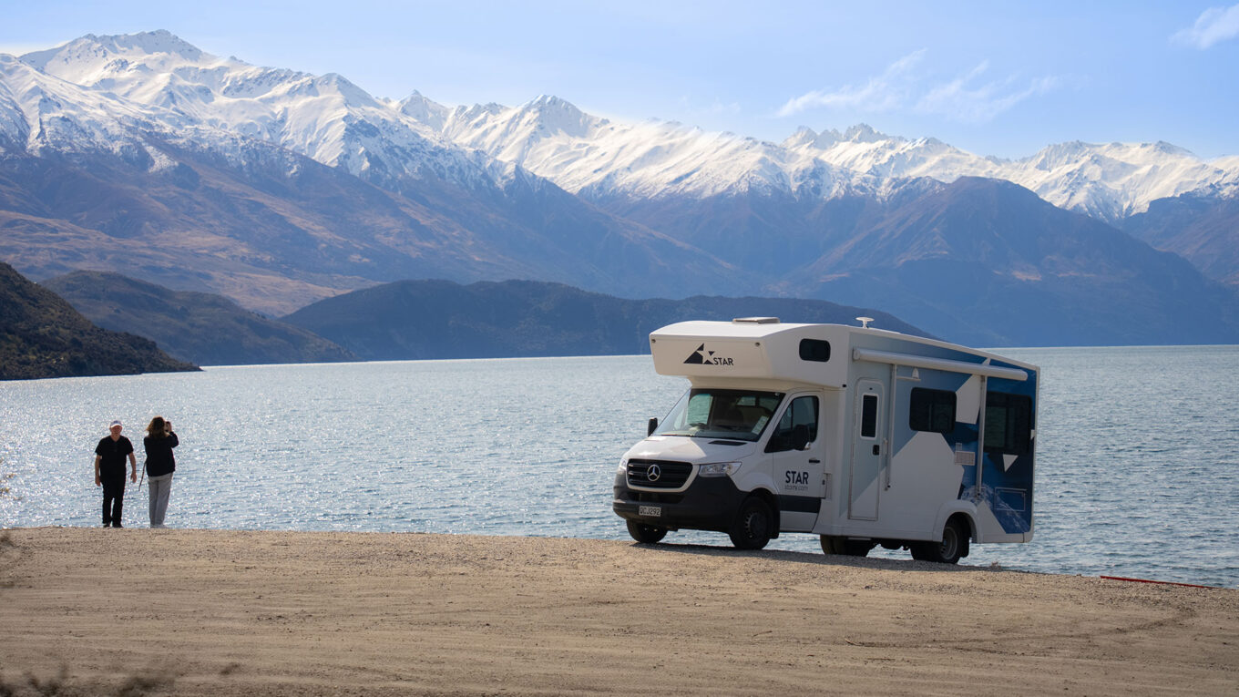 Stor autocamper i Australien og New Zealand med toilet og bad og stor siddegruppe som kan omdannes til seng om natten. Til den store familie på 4-6 personer eller venner på roadtrip i en rummelig autocamper.