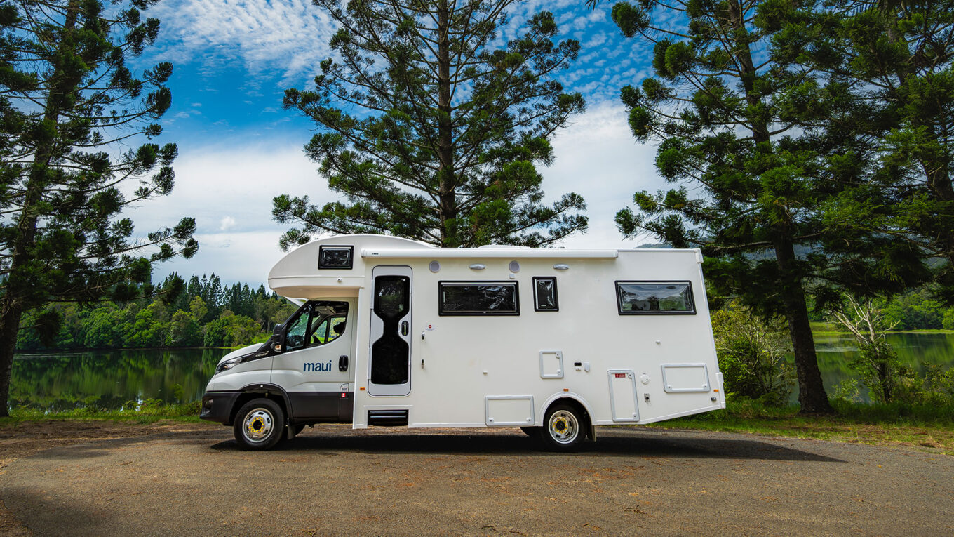Stor autocamper i Australien og New Zealand med toilet og bad og stor siddegruppe som kan omdannes til seng om natten. Til den store familie på 4-6 personer eller venner på roadtrip i en rummelig autocamper.