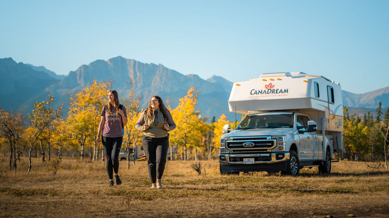 Truck camper i Canada. Den ultimative 4x4 autocamper klar til eventyr og med offroad egenskaber. Perfekt til par der holder af outdoor og natur men stadig vil have alle faciliteter med på ladet af pickup trucken.