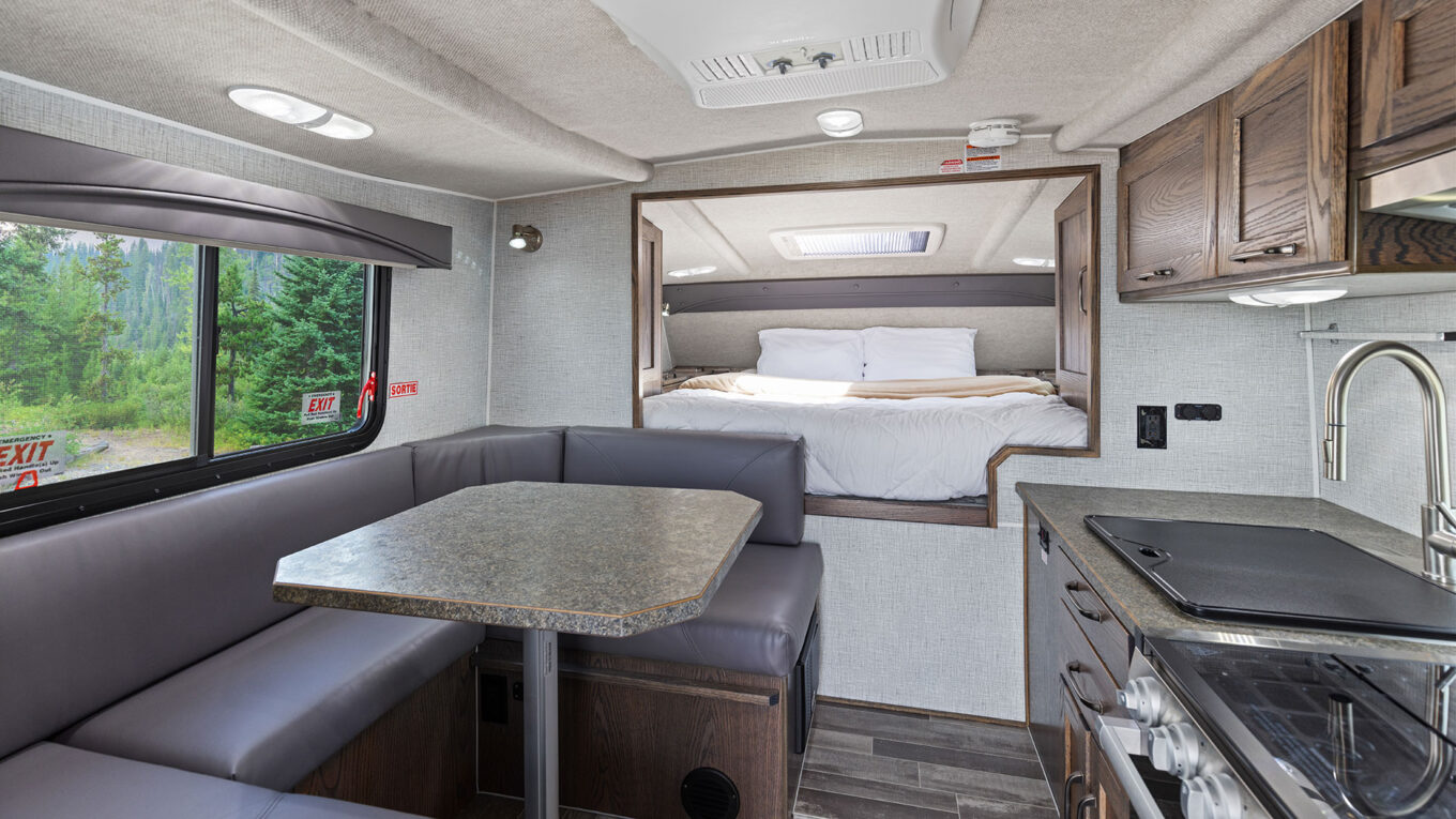 Truck camper i Canada. Den ultimative 4x4 autocamper klar til eventyr og med offroad egenskaber. Perfekt til par der holder af outdoor og natur men stadig vil have alle faciliteter med på ladet af pickup trucken.