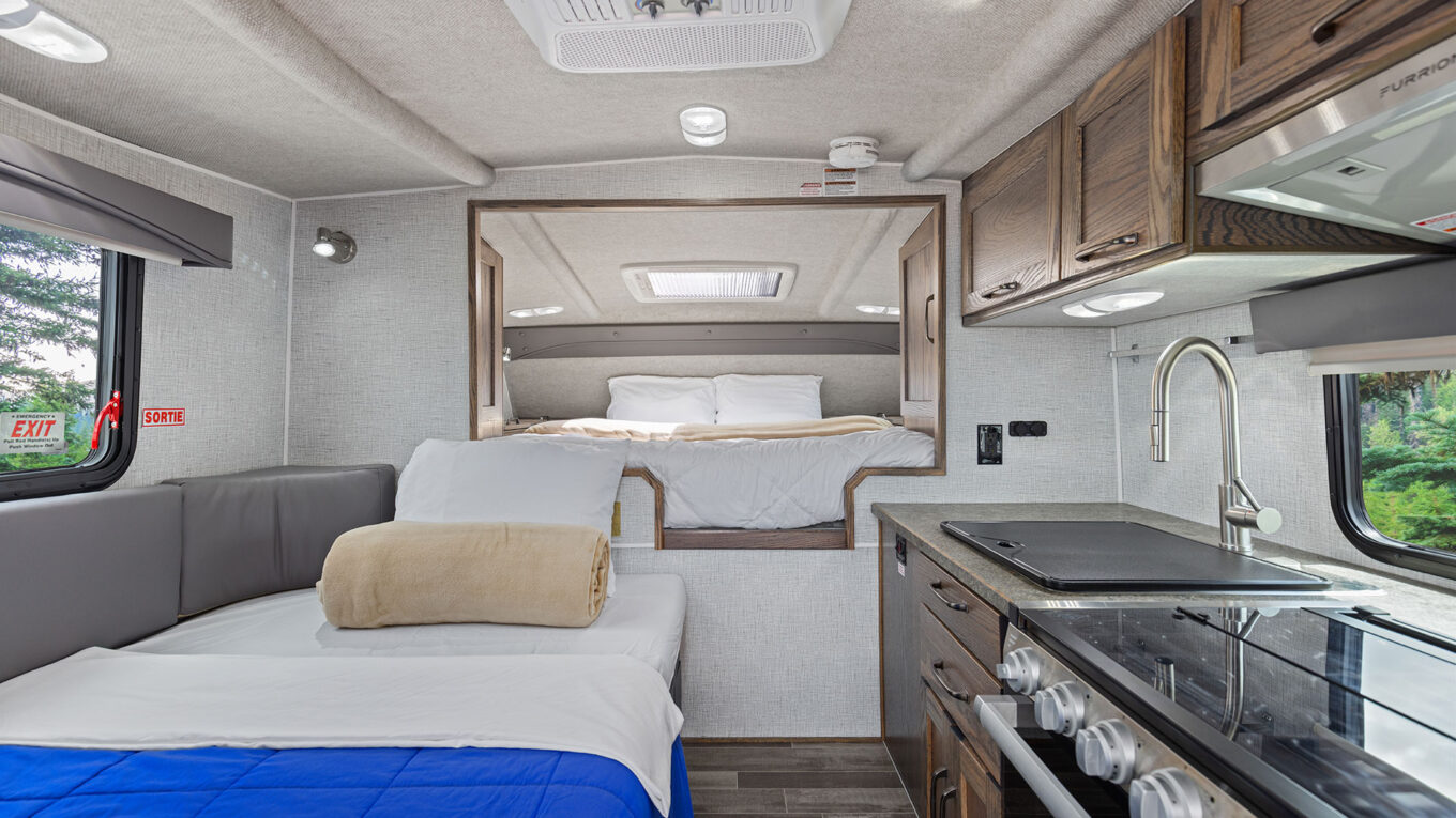 Truck camper i Canada. Den ultimative 4x4 autocamper klar til eventyr og med offroad egenskaber. Perfekt til par der holder af outdoor og natur men stadig vil have alle faciliteter med på ladet af pickup trucken.