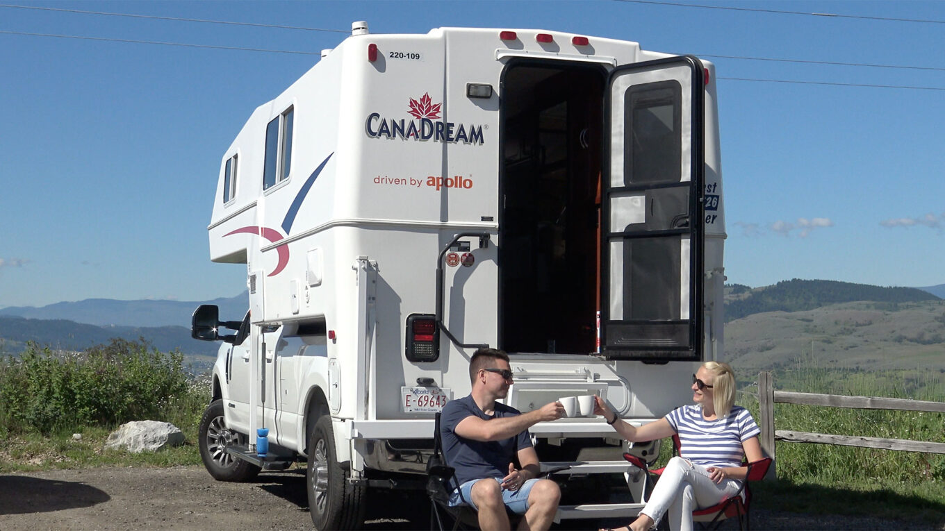 Truck camper i Canada. Den ultimative 4x4 autocamper klar til eventyr og med offroad egenskaber. Perfekt til par der holder af outdoor og natur men stadig vil have alle faciliteter med på ladet af pickup trucken.