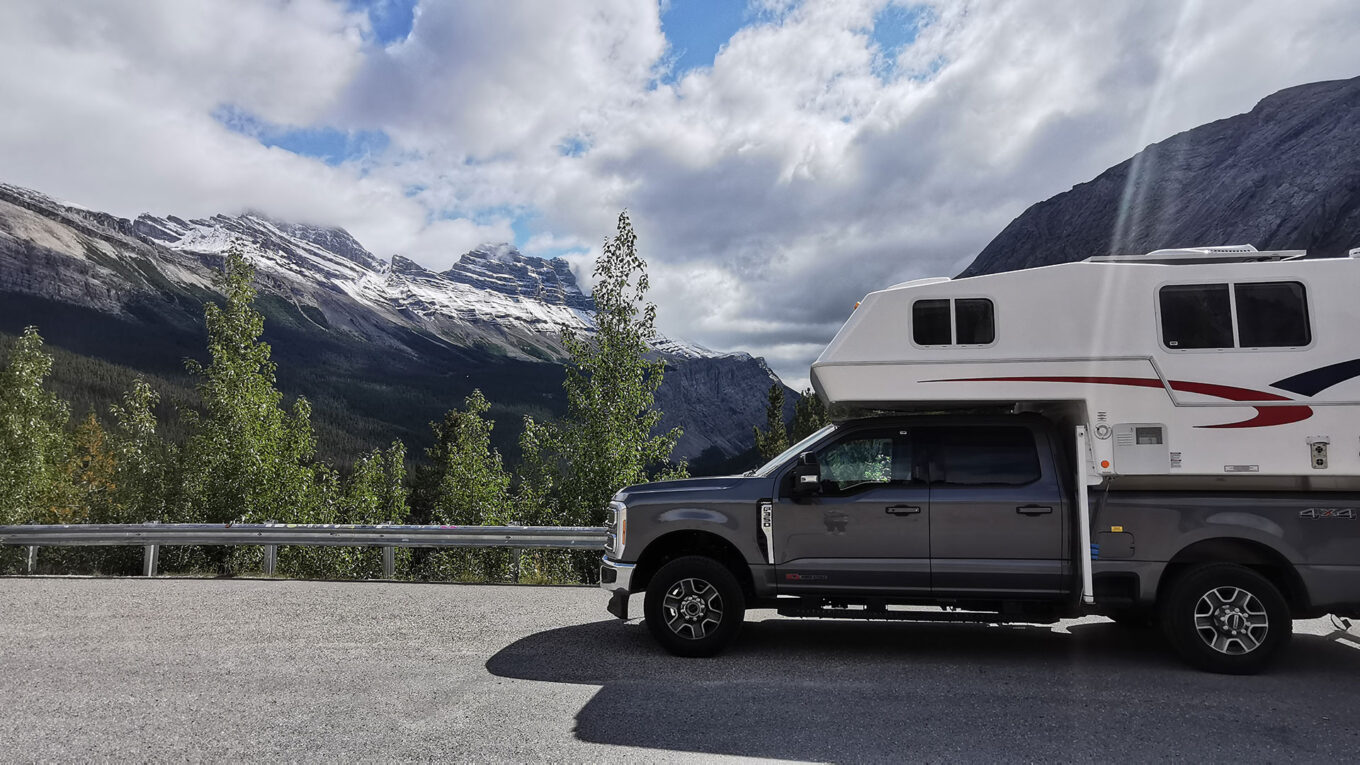 Truck camper i Canada. Den ultimative 4x4 autocamper klar til eventyr og med offroad egenskaber. Perfekt til par der holder af outdoor og natur men stadig vil have alle faciliteter med på ladet af pickup trucken.