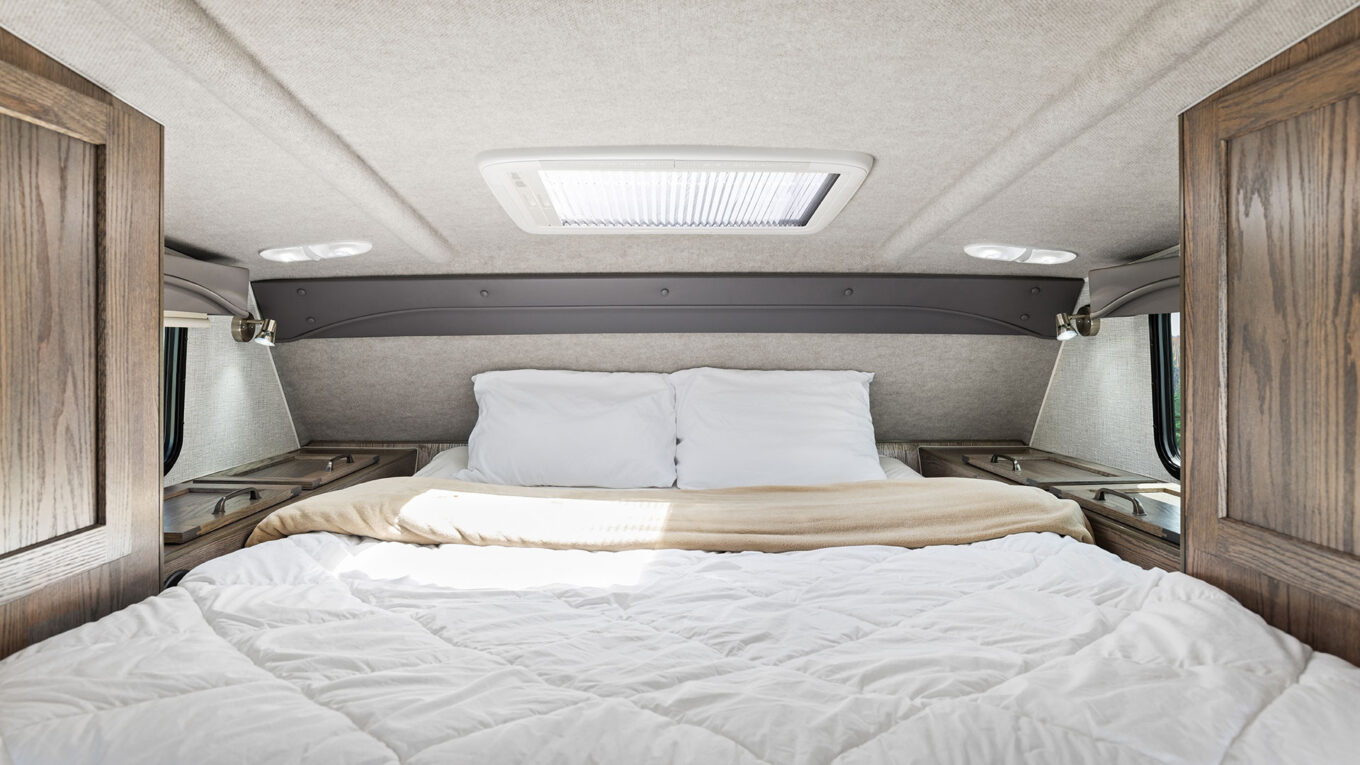 Truck camper i Canada. Den ultimative 4x4 autocamper klar til eventyr og med offroad egenskaber. Perfekt til par der holder af outdoor og natur men stadig vil have alle faciliteter med på ladet af pickup trucken.