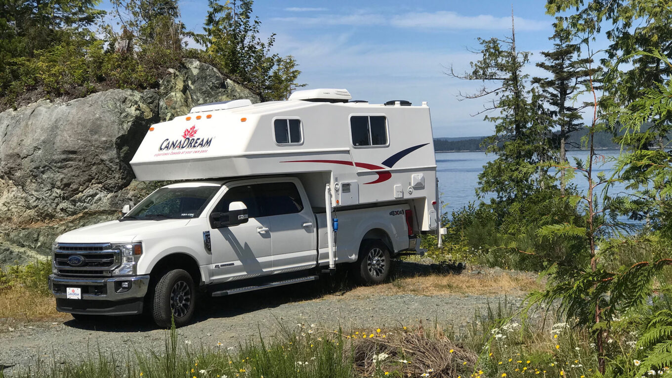 Truck camper i Canada. Den ultimative 4x4 autocamper klar til eventyr og med offroad egenskaber. Perfekt til par der holder af outdoor og natur men stadig vil have alle faciliteter med på ladet af pickup trucken.