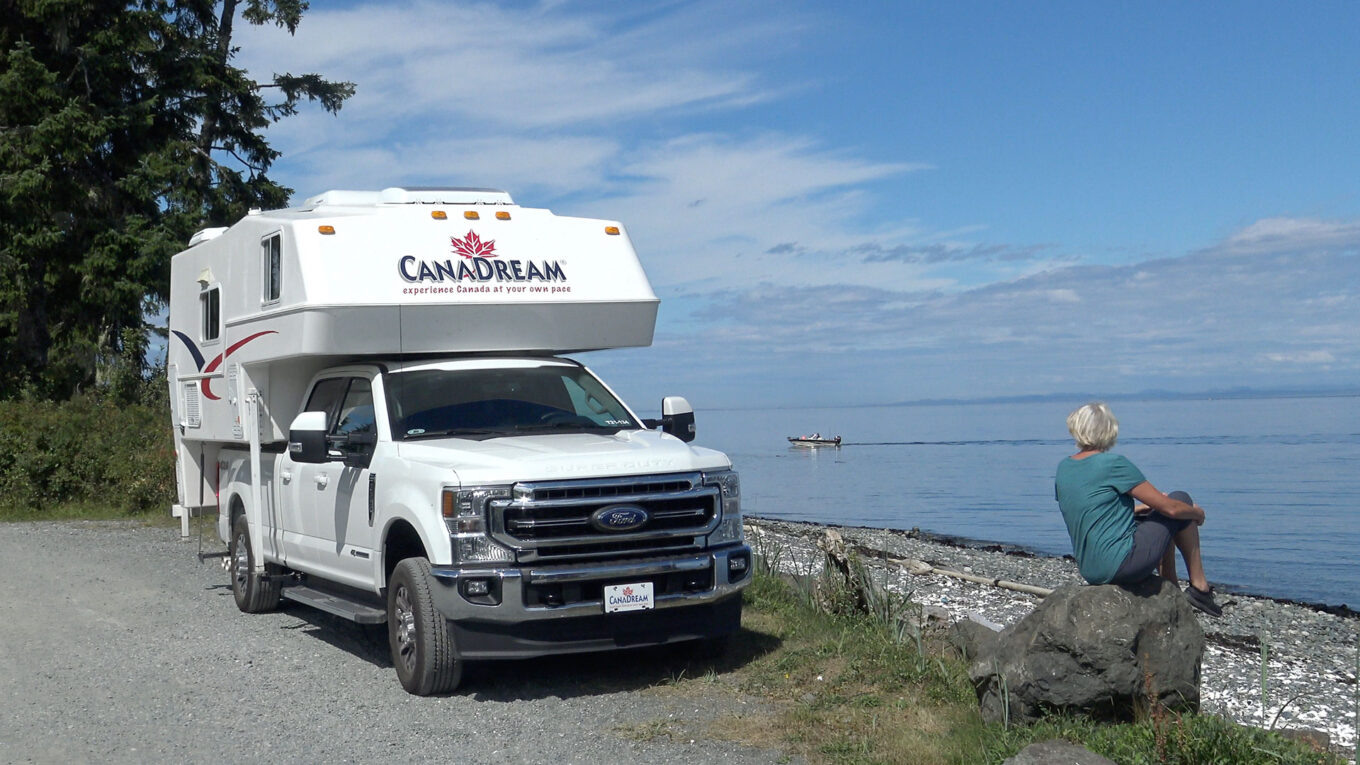 Truck camper i Canada. Den ultimative 4x4 autocamper klar til eventyr og med offroad egenskaber. Perfekt til par der holder af outdoor og natur men stadig vil have alle faciliteter med på ladet af pickup trucken.