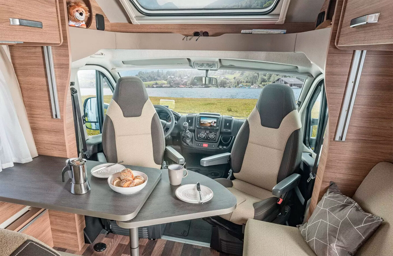 Autocamper model med bord og køkken