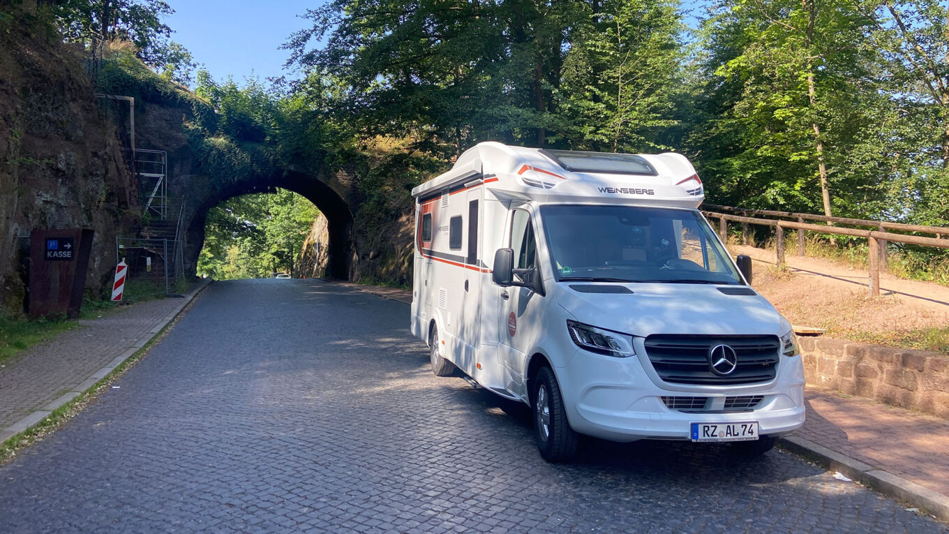 Autocamper parkeret i bakkede omgivelser ved Eisenach, Tyskland