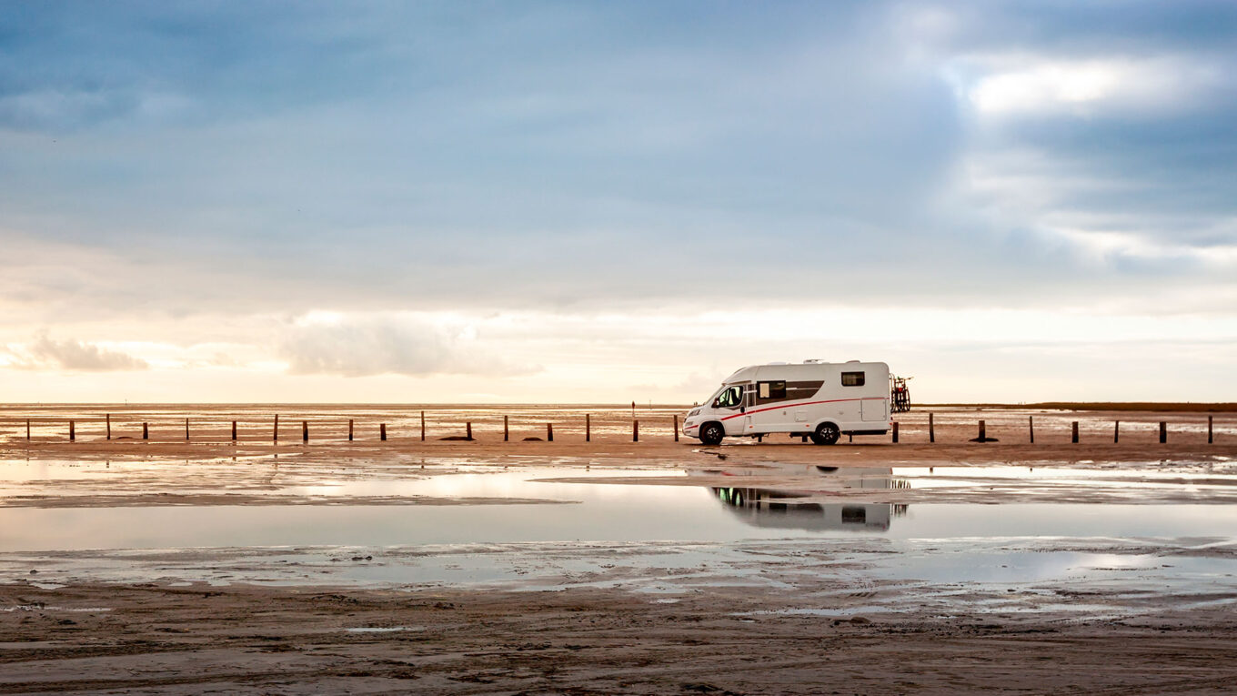 Autocamper parkeret ved den tyske vadehavskyst under solnedgang – naturoplevelse i særklasse