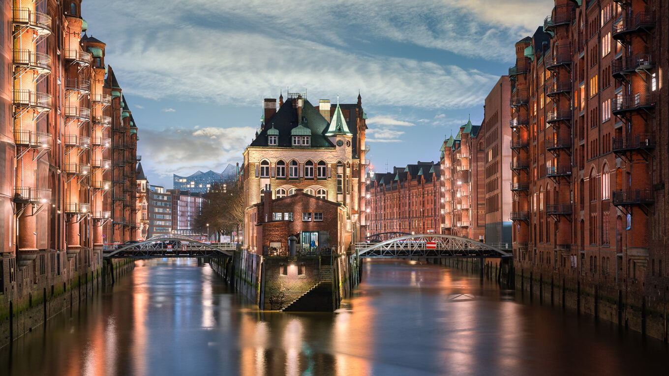 Hamburgs historiske Speicherstadt i skumring – ideel destination på en autocamperrejse i Nordtyskland