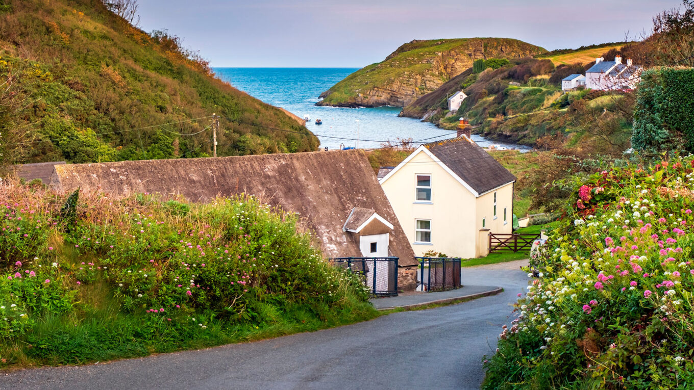 Malerisk kystlandsby i Abercastle, Pembrokeshire i Wales med udsigt til havet – et roligt stop på en autocamperrejse gennem Storbritannien.