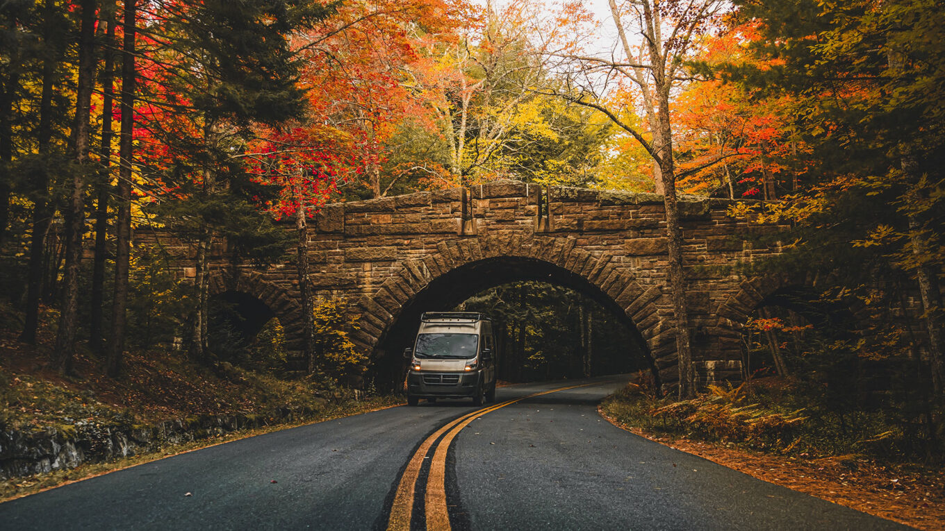 Autocamper under stensat bro i Acadia National Park – perfekt til en efterårsrejse i Nordøst-USA.