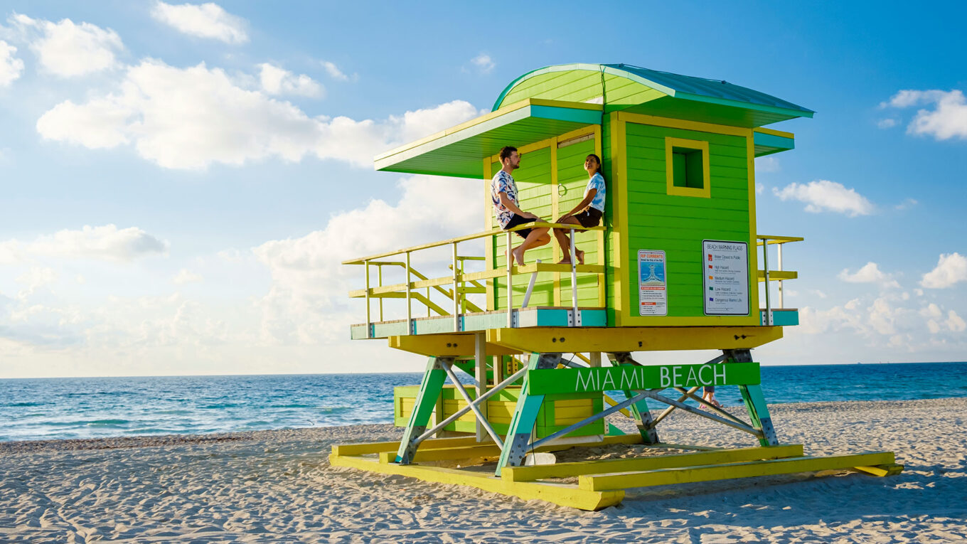 Farverig livreddertårn på Miami Beach – populært stop på autocamperrejse i det sydlige Florida.
