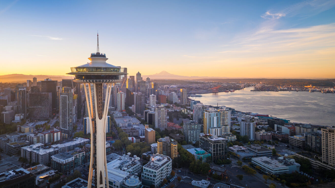 Udsigt over Seattle med Mount Rainier – startpunkt for mange autocamperrejser i det nordvestlige USA.